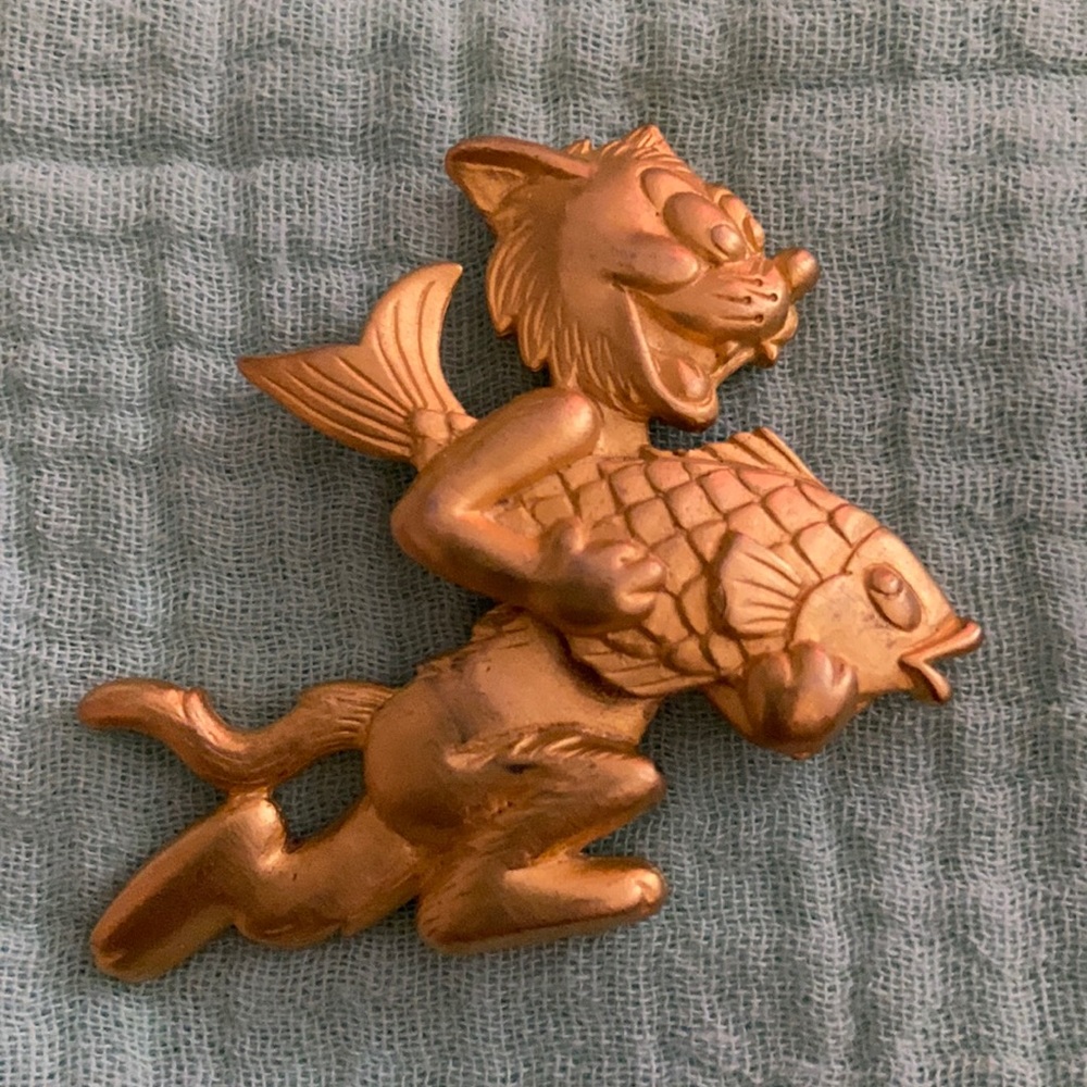 Vintage moveable cat w fish pin